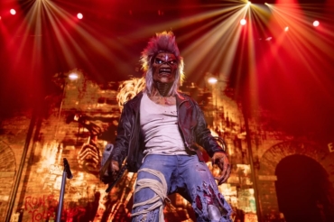 Iron Maiden está considerando uma nova música de entrada.