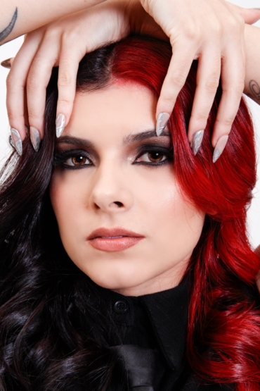 Aléxia, voz em ascensão no rock nacional, mostra energia na nova música ‘Monstro’