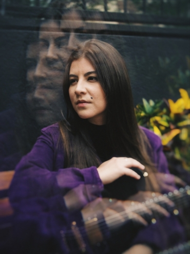 Jéssica Falchi: influência progressiva guia a solar ‘Sunflare’, o 2º single