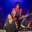 Nikki Sixx defende Vince Neil contra insultos de fãs.