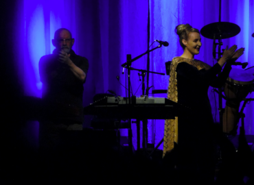 Dead Can Dance abandona plataformas de streaming e lança música exclusiva no Bandcamp em protesto contra exploração artística e IA