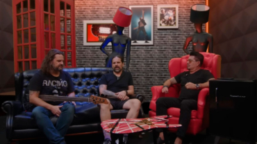 Andreas Kisser diz que novo EP do Sepultura foi gravado durante turnê de despedida em conversa com Paulo Baron e Felipe Andreoli, no programa Assino Embaixo, do canal de Regis Tadeu