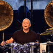 Carl Palmer traz de volta Emerson, Lake & Palmer em show que une sua performance na bateria a vídeos raros de Keith Emerson e Greg Lake
