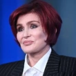 Sharon Osbourne aparentemente participa de uma manifestação contra a imigração.