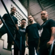 TooCrazy lança videoclipe de “Cegueira” ilustrando o colapso social e a luta por sobrevivência